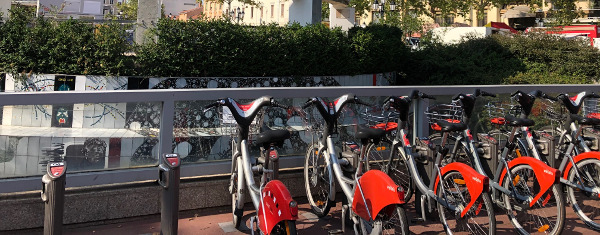 Bonne nouvelle concernant les vélos en libre-service à Lyon : 30 nouvelles stations Vélo'v sont mises en fonction dans la métropole de Lyon. Votre projet d'achat d'un bel et confortable appartement neuf ou d'une maison neuve parmi les programmes immobiliers neufs en livraison rapide à Lyon et en région lyonnaise en bénéficiera probablement car les promoteurs immobiliers lyonnais privilégient, pour leurs projets de constructions neuves, des emplacements proche des transports aussi bien à Lyon que dans ses environs.